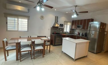 Casa familiar con patio y terraza amplia