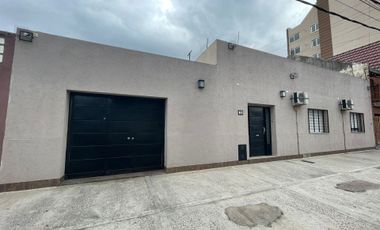 Casa familiar con patio y terraza amplia