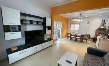 Casa familiar con patio y terraza amplia