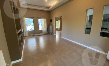 Casa en venta con renta - Barrio La Horqueta de Echeverría, Canning