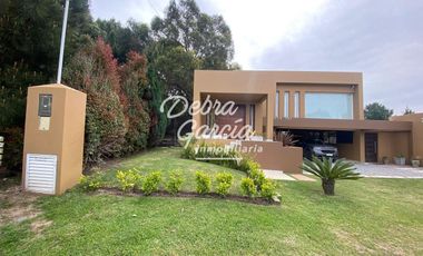CASA CON PILETA EN VENTA EN BARRIO SAN RAFAEL