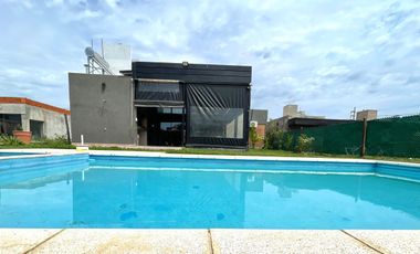 Casa 2 dormitorios, cochera,quincho y pileta en Punta Chacra Roldan
