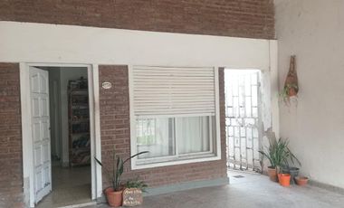 Casa en Venta en Barrio Villa Dora. Terreno de 9m x 43.30m