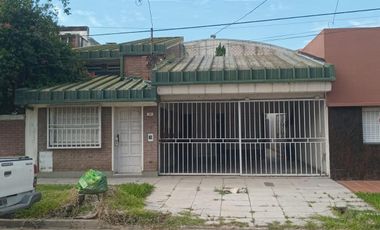 Casa en Venta en Barrio Villa Dora. Terreno de 9m x 43.30m
