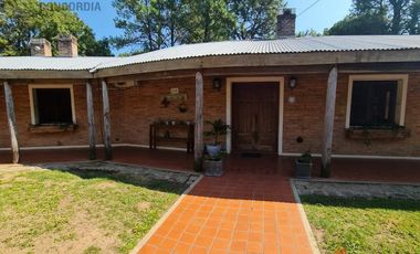 Casa en  muy buen estado, con patio amplio y piscina. Muy buen terreno.-