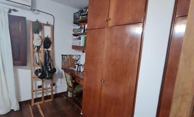 Casa en  muy buen estado, con patio amplio y piscina. Muy buen terreno.-