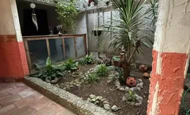 Casa con jardines interiores