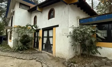 Casa con jardines interiores