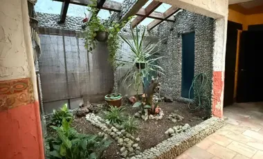 Casa con jardines interiores