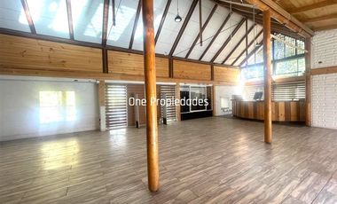 Local Comercial en Arriendo en Gran propiedad comercial ideal para ski y turismo - 2 Locales - Casa 9 Dorm