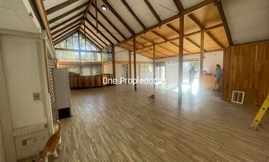 Local Comercial en Arriendo en Gran propiedad comercial ideal para ski y turismo - 2 Locales - Casa 9 Dorm