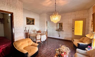 Venta casa 3 ambientes con cochera y patio en Morón.