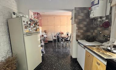 Venta casa 3 ambientes con cochera y patio en Morón.
