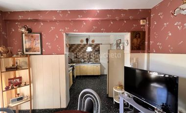 Venta casa 3 ambientes con cochera y patio en Morón.