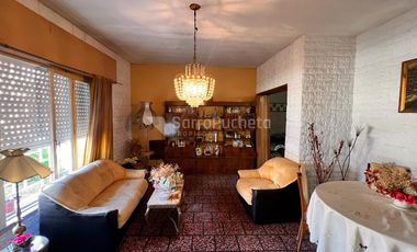 Venta casa 3 ambientes con cochera y patio en Morón.