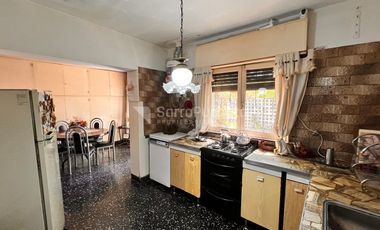 Venta casa 3 ambientes con cochera y patio en Morón.