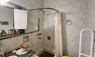 Venta casa 3 ambientes con cochera y patio en Morón.