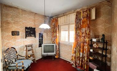 Venta casa 3 ambientes con cochera y patio en Morón.