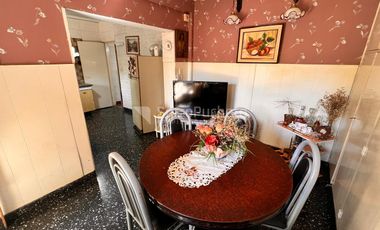 Venta casa 3 ambientes con cochera y patio en Morón.