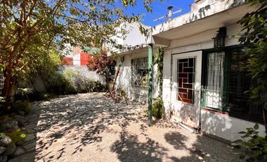 Venta casa 3 ambientes con cochera y patio en Morón.