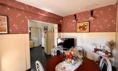 Venta casa 3 ambientes con cochera y patio en Morón.