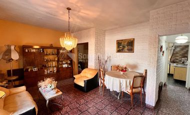 Venta casa 3 ambientes con cochera y patio en Morón.