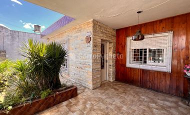Venta casa 3 ambientes con cochera y patio en Morón.
