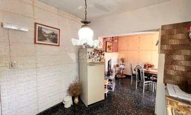 Venta casa 3 ambientes con cochera y patio en Morón.
