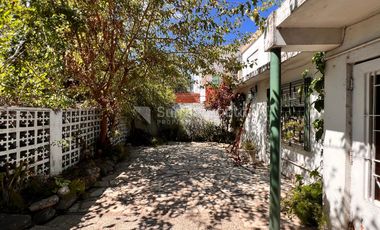 Venta casa 3 ambientes con cochera y patio en Morón.
