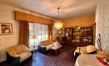 Venta casa 3 ambientes con cochera y patio en Morón.