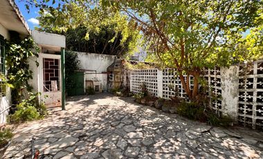 Venta casa 3 ambientes con cochera y patio en Morón.