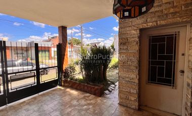 Venta casa 3 ambientes con cochera y patio en Morón.