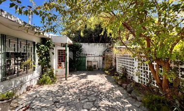 Venta casa 3 ambientes con cochera y patio en Morón.