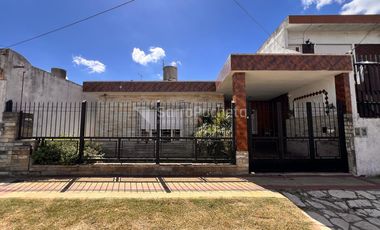 Venta casa 3 ambientes con cochera y patio en Morón.