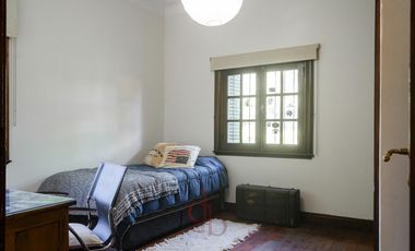 Casona tradicional en venta con piscina y quincho independiente – Adrogué