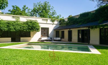 Casona tradicional en venta con piscina y quincho independiente – Adrogué