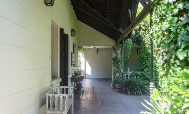 Casona tradicional en venta con piscina y quincho independiente – Adrogué