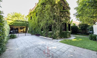 Casona tradicional en venta con piscina y quincho independiente – Adrogué