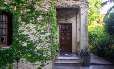 Casona tradicional en venta con piscina y quincho independiente – Adrogué