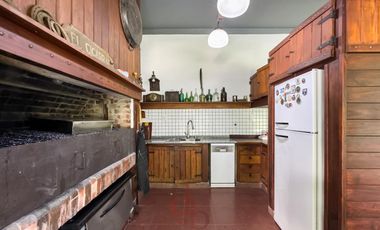 Casona tradicional en venta con piscina y quincho independiente – Adrogué