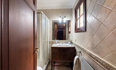 Casona tradicional en venta con piscina y quincho independiente – Adrogué