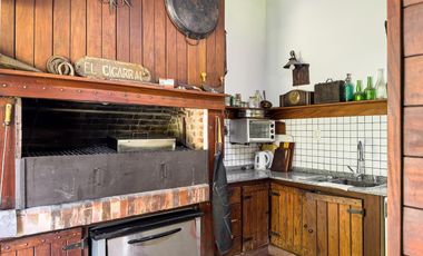 Casona tradicional en venta con piscina y quincho independiente – Adrogué