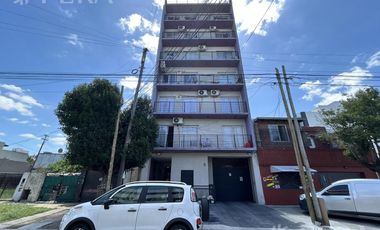 Venta departamento monoambiente con balcón en Wilde