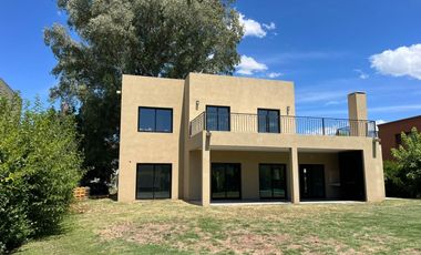 CASA EN VENTA CON RENTA - HARAS SANTA MARIA OPORTUNIDAD