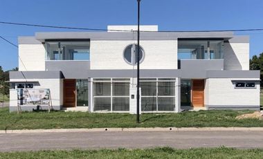 Venta Casa 2 plantas de 2 dormitorios, cochera, parrillero y jardín en Alvear