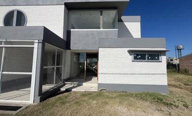 Venta Casa 2 plantas de 2 dormitorios, cochera, parrillero y jardín en Alvear