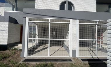 Venta Casa 2 plantas de 2 dormitorios, cochera, parrillero y jardín en Alvear