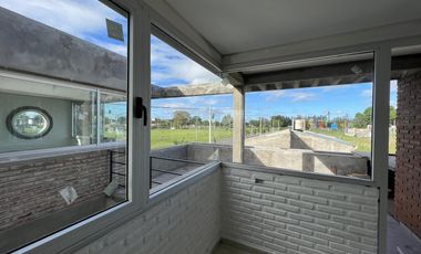 Venta Casa 2 plantas de 2 dormitorios, cochera, parrillero y jardín en Alvear