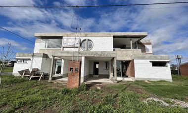 Venta Casa 2 plantas de 2 dormitorios, cochera, parrillero y jardín en Alvear