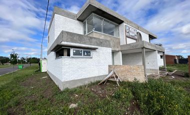 Venta Casa 2 plantas de 2 dormitorios, cochera, parrillero y jardín en Alvear